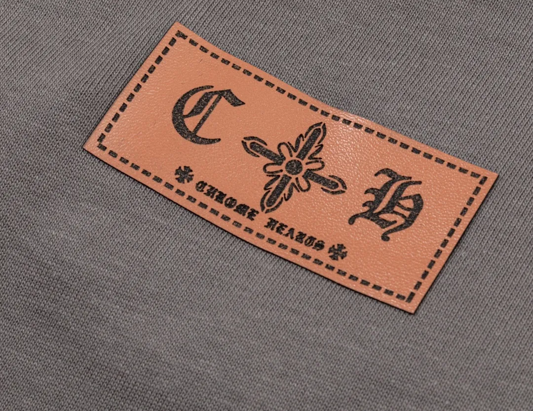 P200 CHROME HEARTS LoGo is fashionable and elegant, with a dropped shoulder style. The fabric is made of 26s double-yarn combed cotton compact spinning yarn with a weight of 280. It is matched with 1*1 Salona rib. The fabric is fermented and has a loose fit. Color: dark gray size: S～XXL